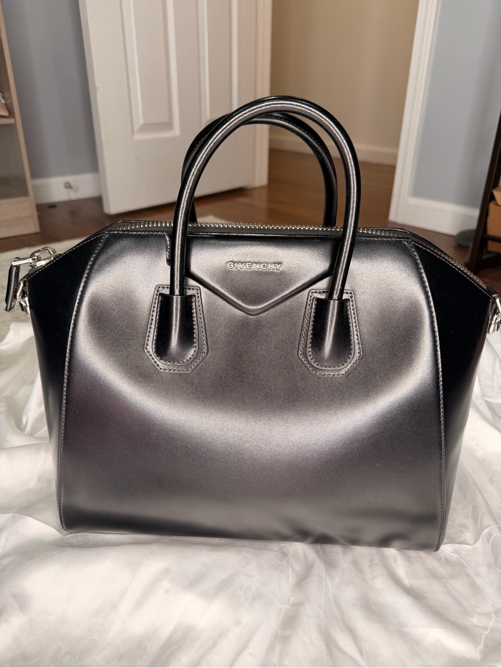 Givenchy Medium Antigona Smooth Leather Handbag in Black